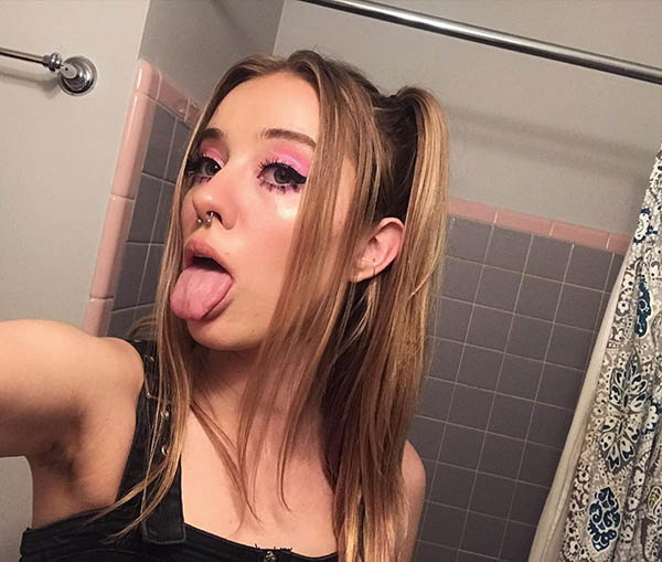 微乳逆襲！妹子杯不大卻能玩很開超實用肉體「三門齊開」嗨到嘴開開