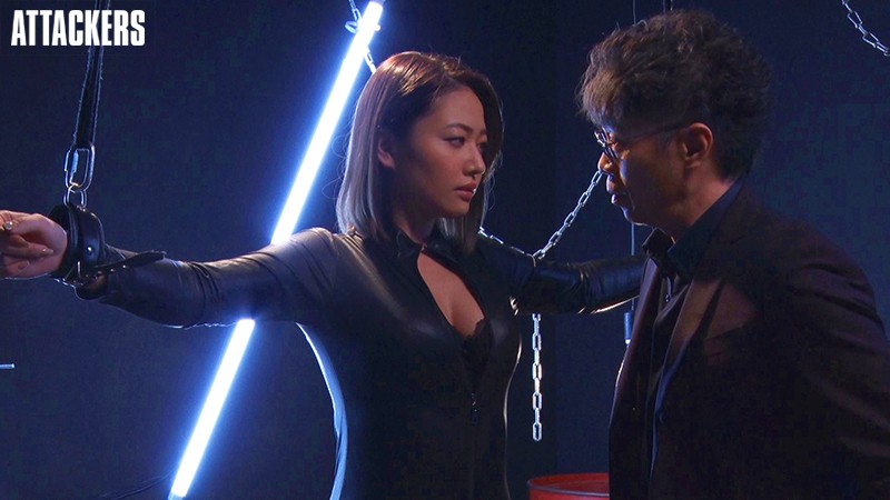 破案不成反被擄！正妹搜查官臥底身分曝光…硬吃「巨根巧克力棒」求脫身