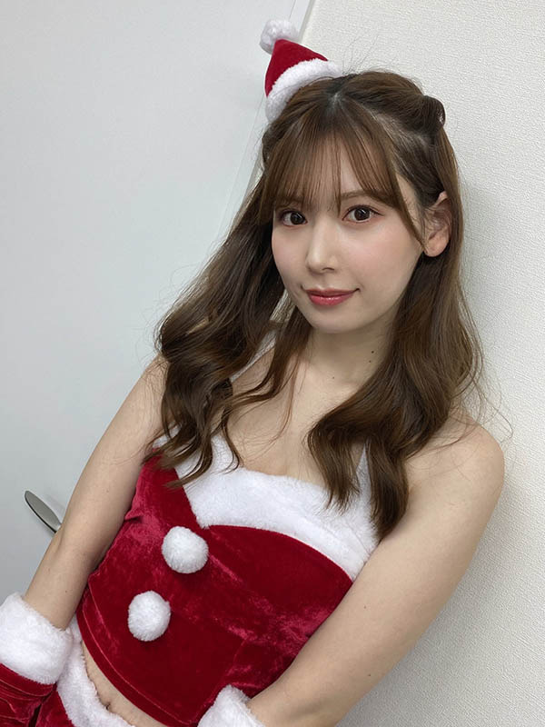 「明里つむぎ」化身聖誕女郎，嫩體勾引粉絲：平安夜來複習！