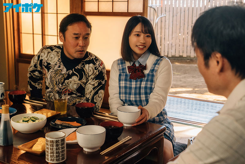 洗澡的時候被叔叔侵犯！制服美少女「二葉惠麻」幸福生活大崩潰