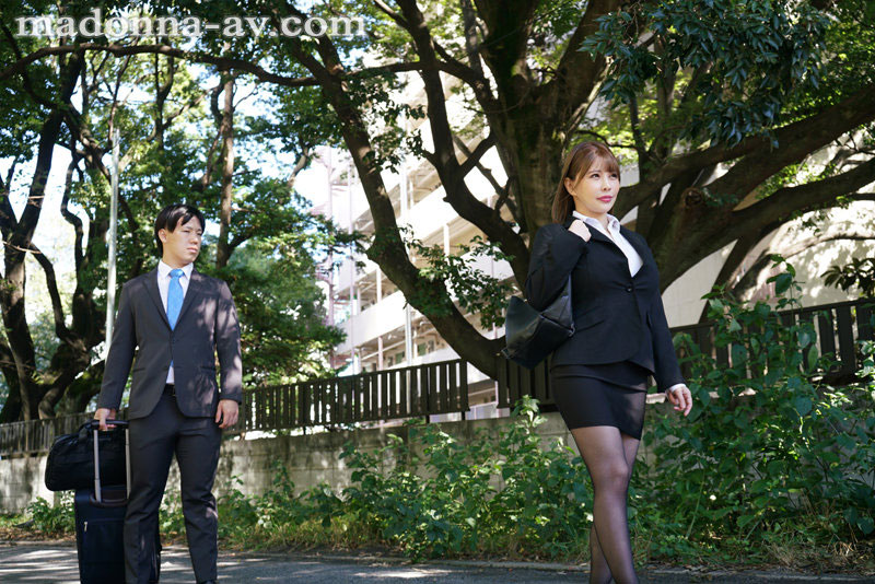 突如其來大雨！出差被迫與K罩杯前輩「葉愛」同住一晚扶她回床上時，忍不住掐上去