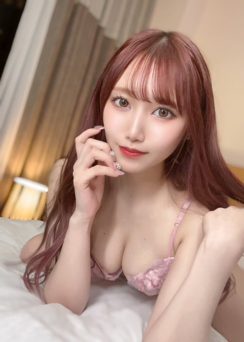 IG私訊到的是「超人氣網美」，約出來...床上展現粉嫩美乳！