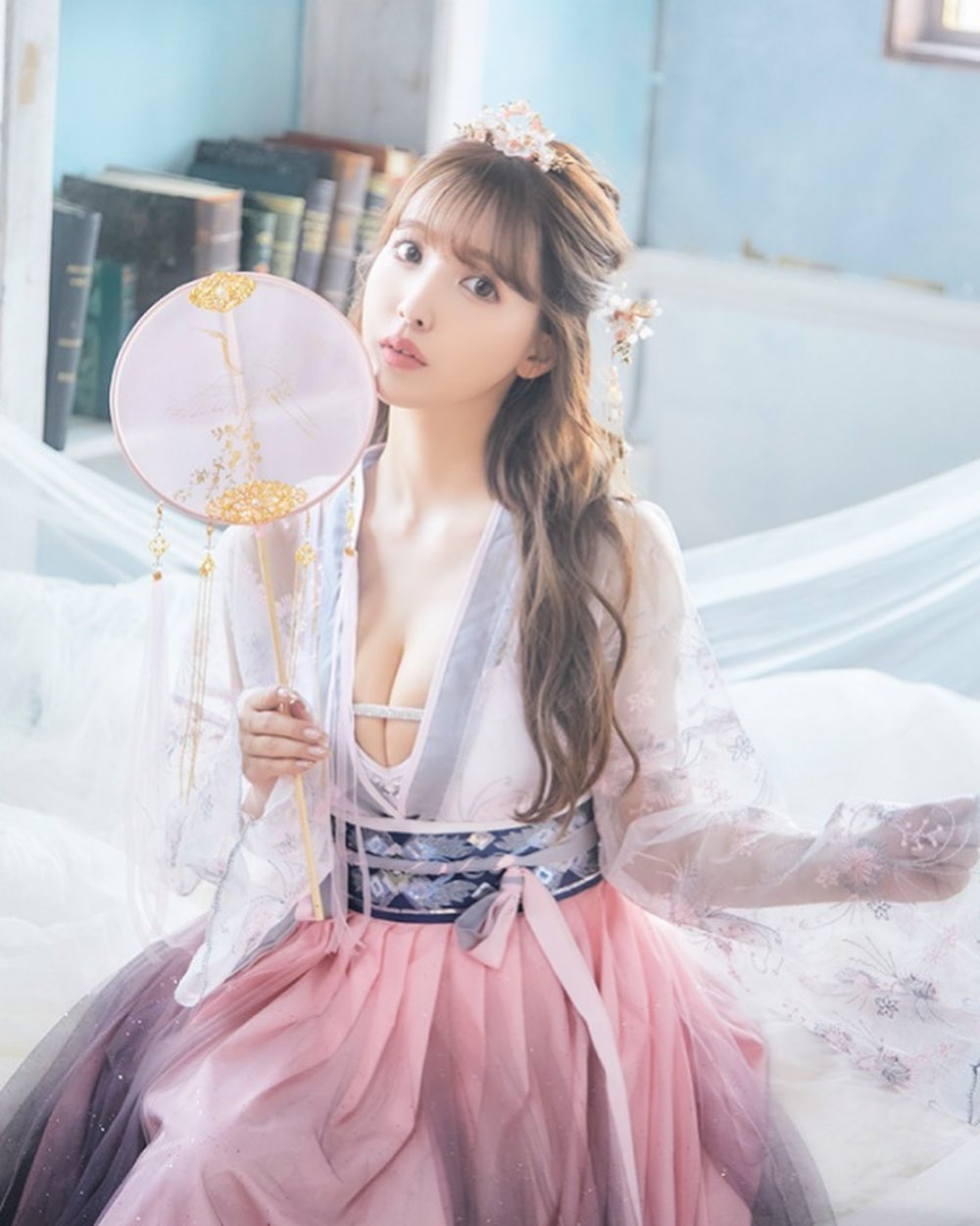 用甜言蜜語和火辣身材引誘學生！巨乳教師「三上悠亜」品嚐男高中生的新鮮肉體！