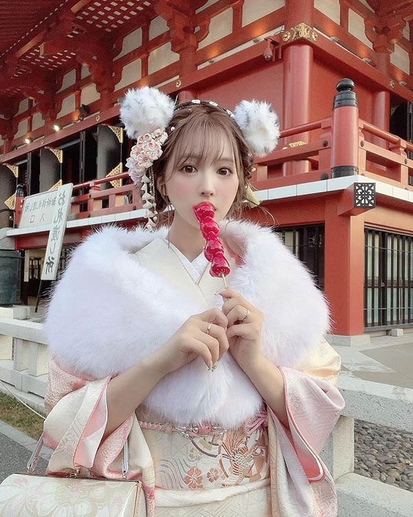 新年新氣象！ 「三上悠亞」化身小白虎體驗成年禮，含糖葫蘆又色又可愛！