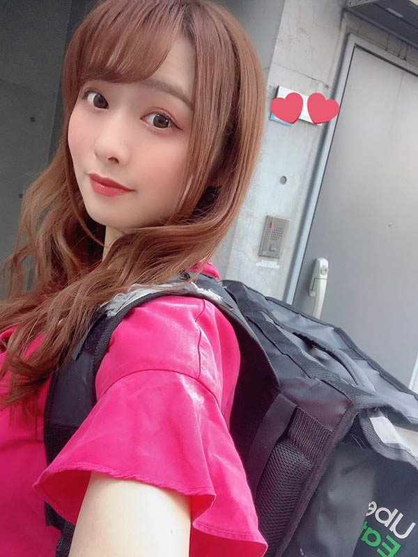 「G杯正妹外送員」幫你送餐,顏值超高…原來是「超胸女神」!