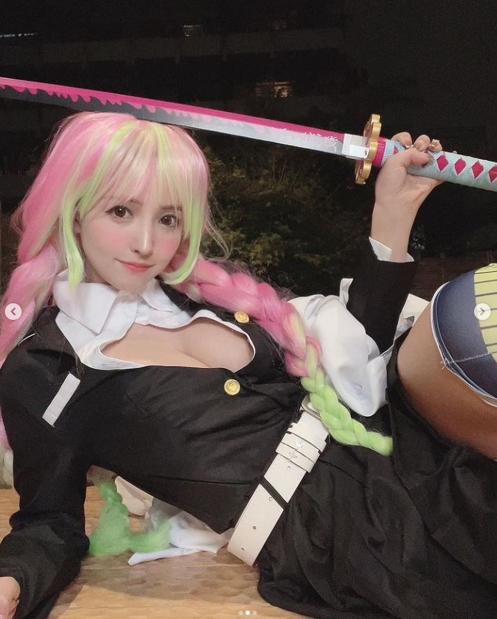 三上悠亞超胸F奶撐爆裙裝領口100%神還原「鬼滅戀柱」讓十萬人高潮