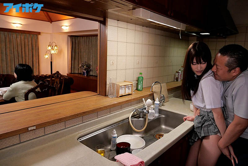 變態繼父逼「楓カレン」換高中製服給他上為了媽媽的幸福只能忍！