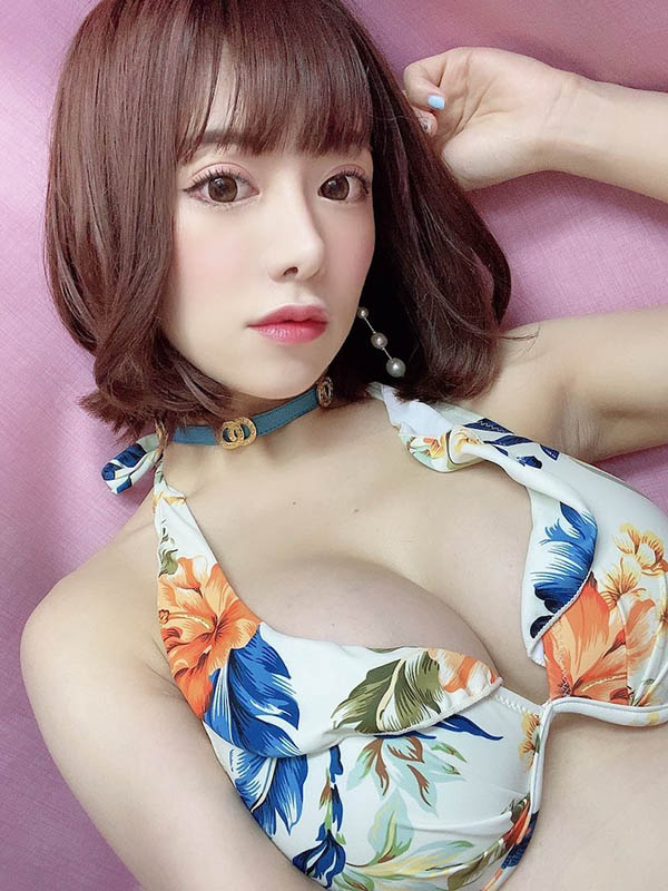 小馬「有村のぞみ」穿上火辣豹紋裝，「裸視感十足」好有野性！