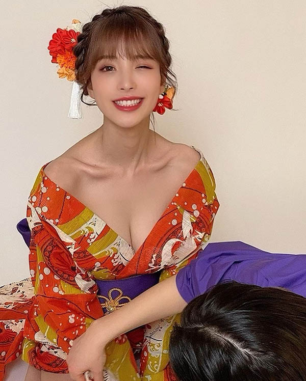 F罩杯大奶18歲「桃乃木かな」美艷與服露香肩，天使臉蛋配魔鬼乳溝讓中國網友也瘋狂