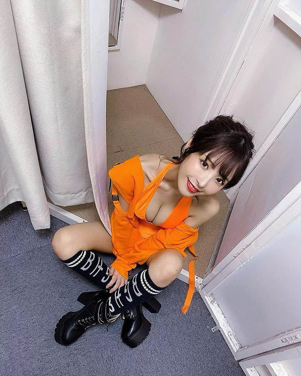 F罩杯大奶18歲「桃乃木かな」美艷與服露香肩，天使臉蛋配魔鬼乳溝讓中國網友也瘋狂