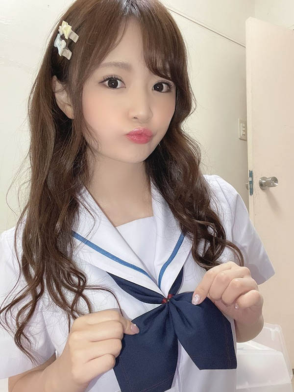 E奶女優「結城のの」化身製服美少女，掀衣露出美乳誘惑！