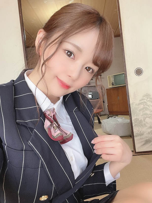 E奶女優「結城のの」化身製服美少女，掀衣露出美乳誘惑！