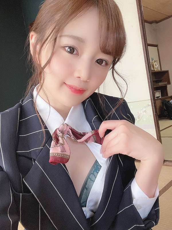 E奶女優「結城のの」化身製服美少女，掀衣露出美乳誘惑！