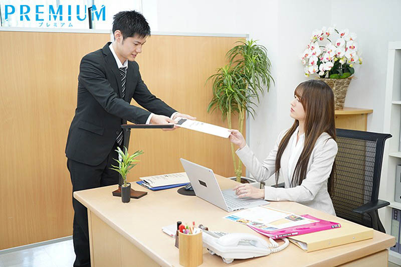 美人女上司「希島あいり」成為我的性俘虜!出差宛如「不倫旅行」整晚都在做!