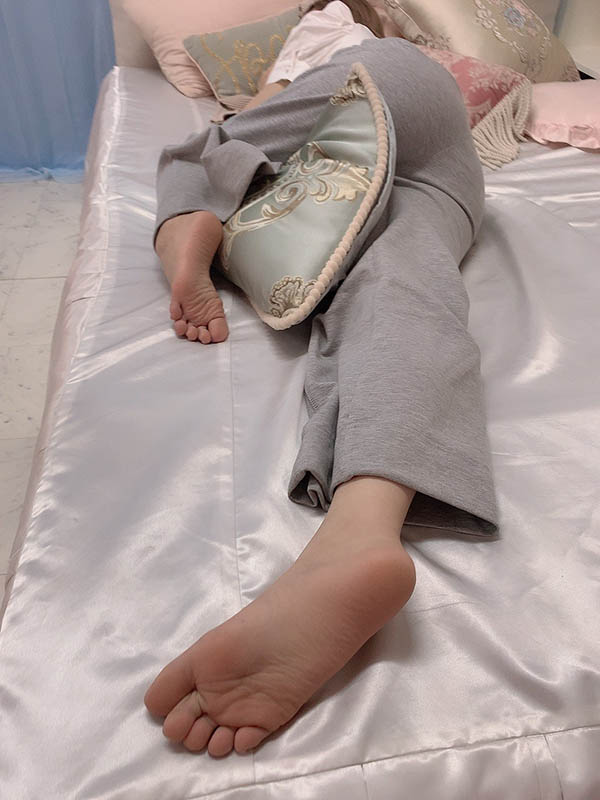 老婆的腳底你可以嗎？ 「三上悠亞」累癱趴睡露腳底，粉絲看了照樣買單：超可愛！