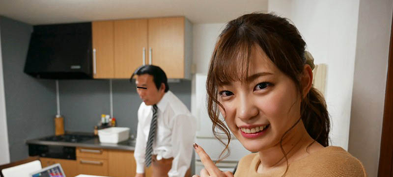 癡女魂爆發！粉絲在家視訊會議，「美谷朱里」卻在桌下幫吃肉！