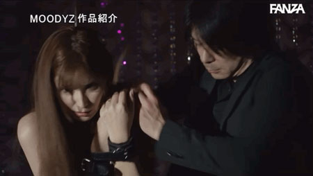 前藝能人女優「仲村みう」淪為地下拍賣場洩欲工具當著老公面前遭眾人玷污