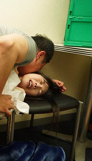 慘上加慘!美人OL「藍牙みずき」喝醉遭上司硬上逃到便利商店又遭店員們輪流中出