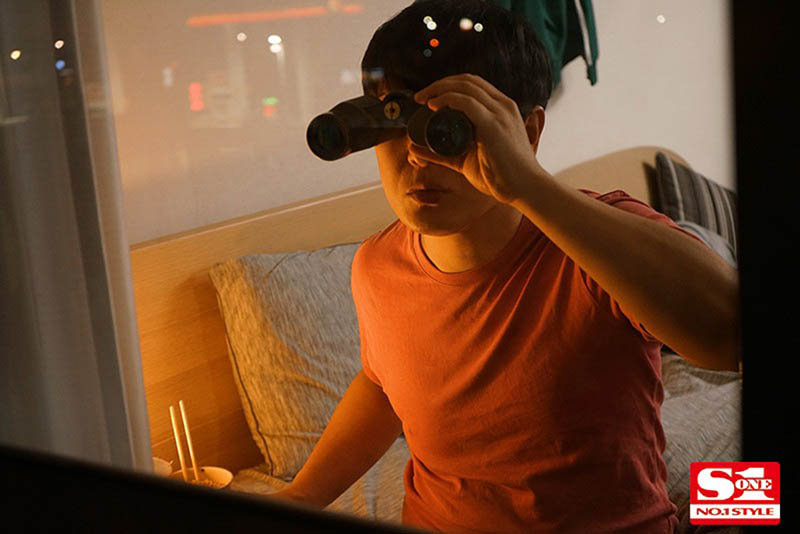 偷窺對面的長腿姊姊「星宮一花」做愛被發現！不只沒生氣還誘惑騎上來...