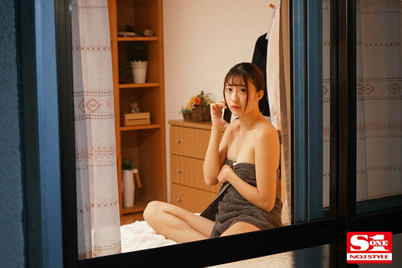 偷窺對面的長腿姊姊「星宮一花」做愛被發現！不只沒生氣還誘惑騎上來...