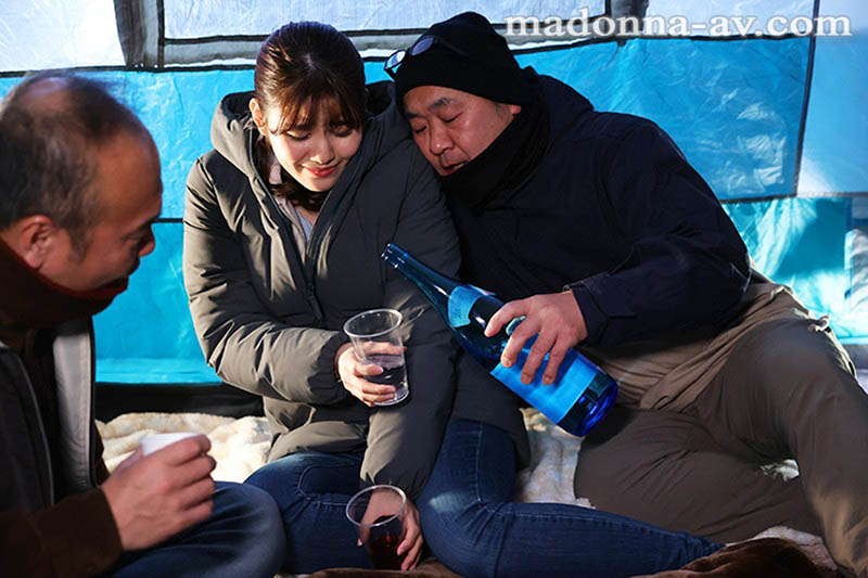 露營大會NTR！巨乳人妻「神宮寺ナオ」在帳棚裡被歐吉桑「輪流中出」！