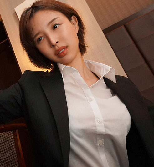 美人女上司「葵つかさ」與處女下屬出差晚上同住一房主動幫忙「轉大人」超性福