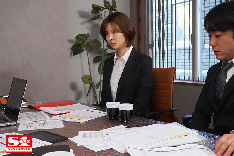 美人女上司「葵つかさ」與處女下屬出差晚上同住一房主動幫忙「轉大人」超性福