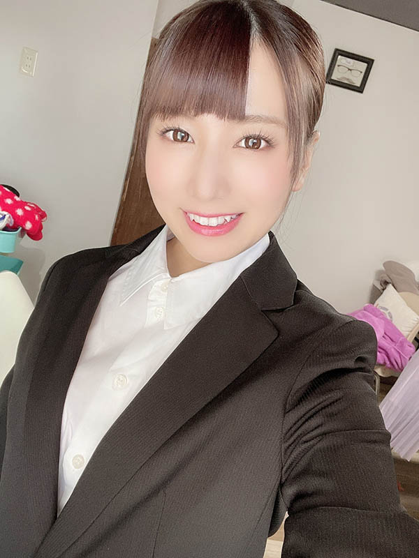 故意露內褲色誘....痴女上司「初川みなみ」把辦公室當砲房，欲求不滿強制榨精！