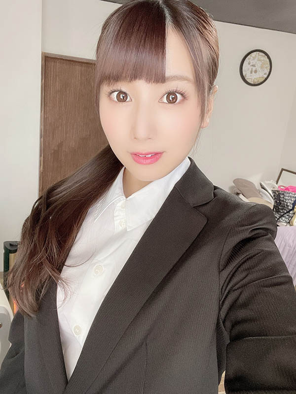 故意露內褲色誘....痴女上司「初川みなみ」把辦公室當砲房，欲求不滿強制榨精！