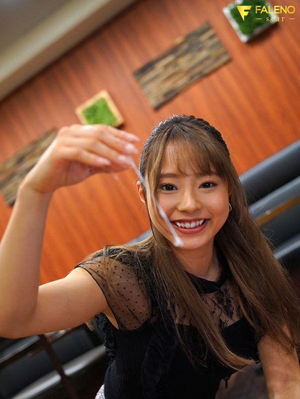 小惡魔「河南実裡」挑戰咖啡店同事撐過10分鐘就可以無套中出