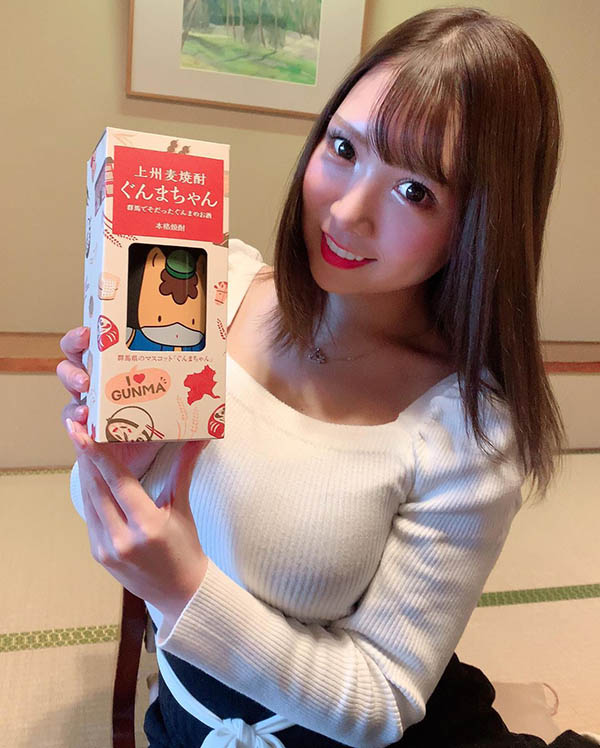 妹妹是小惡魔！ Ｈ罩杯巨乳「香坂紗梨」當父母面誘惑：讓我來幫哥哥做些舒服的事...