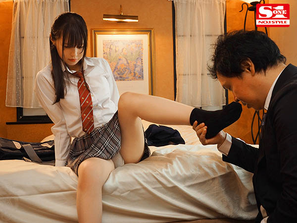 好想要零用錢!制服巨乳美少女「山崎水愛」跟中年大叔「鮑鮑換包包」!