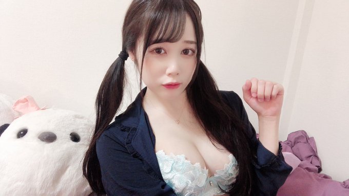 全部灌進去！ 天使乳頭美少女「白川柚子」路邊找素人性愛大挑戰，贏了就能任你玩！
