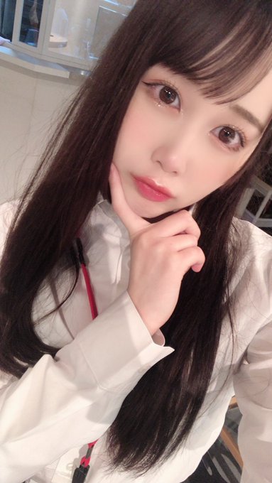 全部灌進去！ 天使乳頭美少女「白川柚子」路邊找素人性愛大挑戰，贏了就能任你玩！