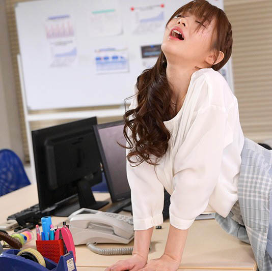 正妹OL同事「相沢みなみ」總是不小心​​露出內褲！原來是想被全公司男同事教訓啊