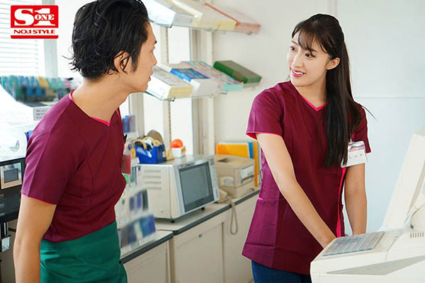 便利商店打工艷遇！長腿美人妻「星宮一花」主動勾引，值班時間照樣瘋狂做愛！