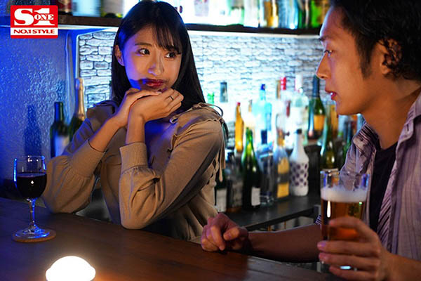 便利商店打工艷遇！長腿美人妻「星宮一花」主動勾引，值班時間照樣瘋狂做愛！