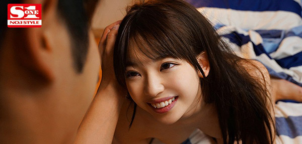 沒有血緣的兄妹！小馬美少女「槙いずな」與歐尼醬感情爆發，父母不在大膽做愛！