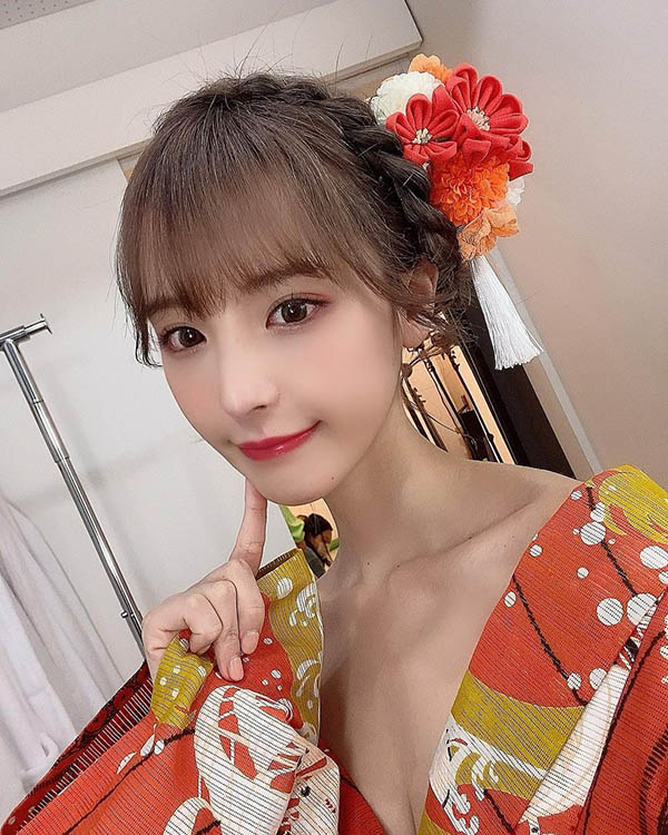 F罩杯大奶18歲「桃乃木かな」美艷與服露香肩，天使臉蛋配魔鬼乳溝讓中國網友也瘋狂