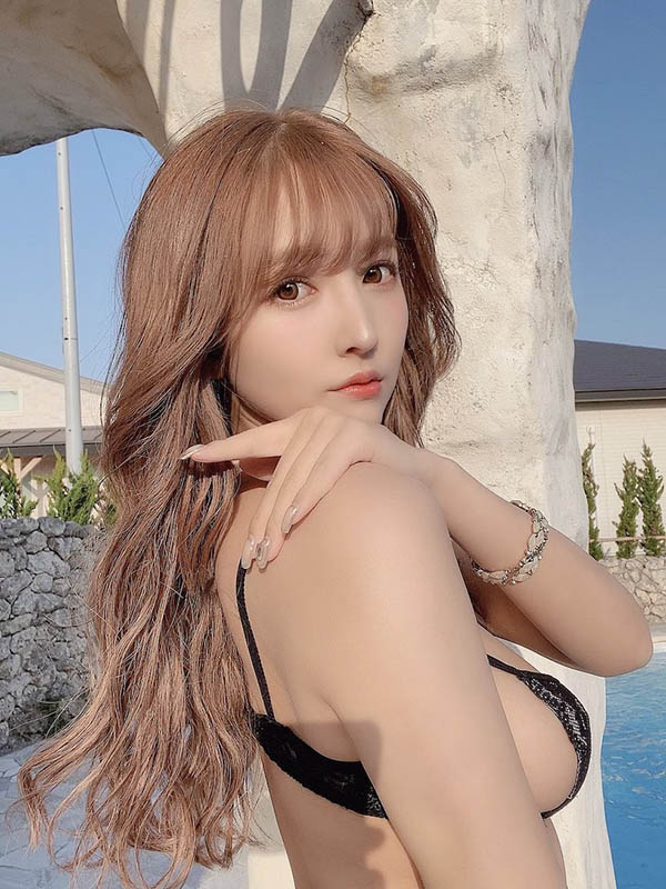 F奶「三上悠亞」辣照宣傳六週年紀念作，內衣開洞「南半球大溢出」！